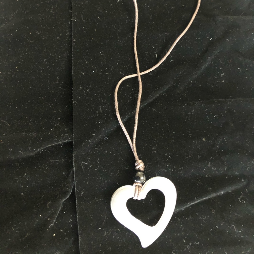 Chic 20”leather necklace w/lovely heart pendant  item J11